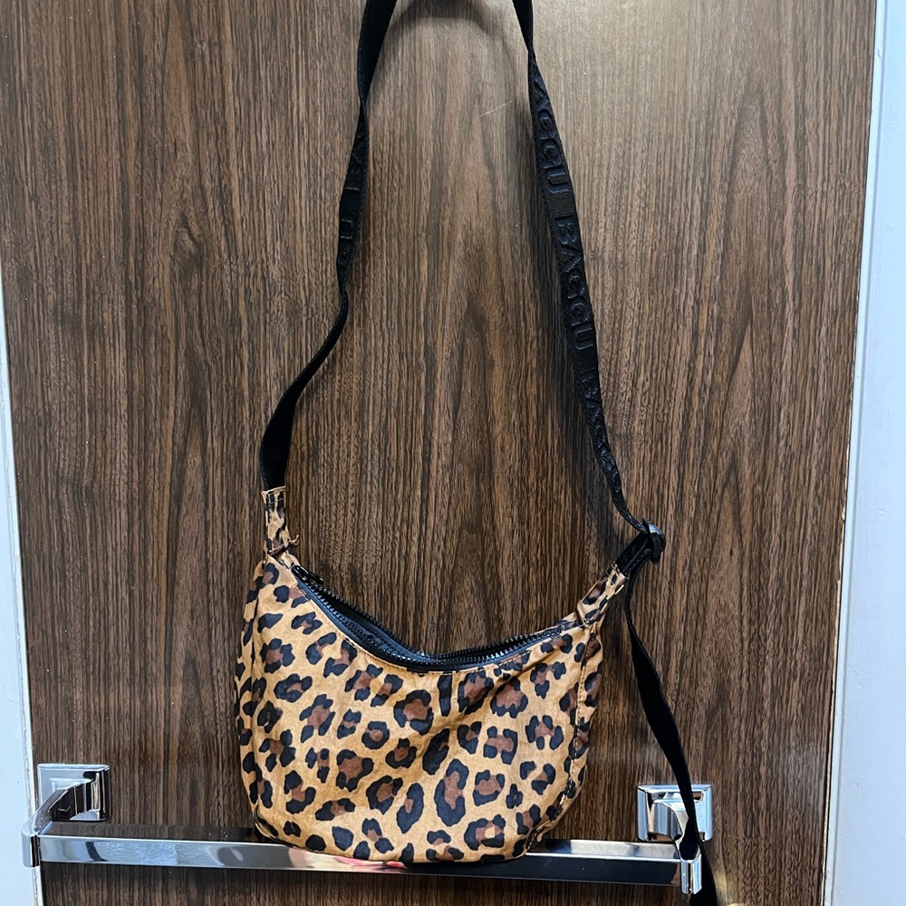 Baggu leopard small crescent